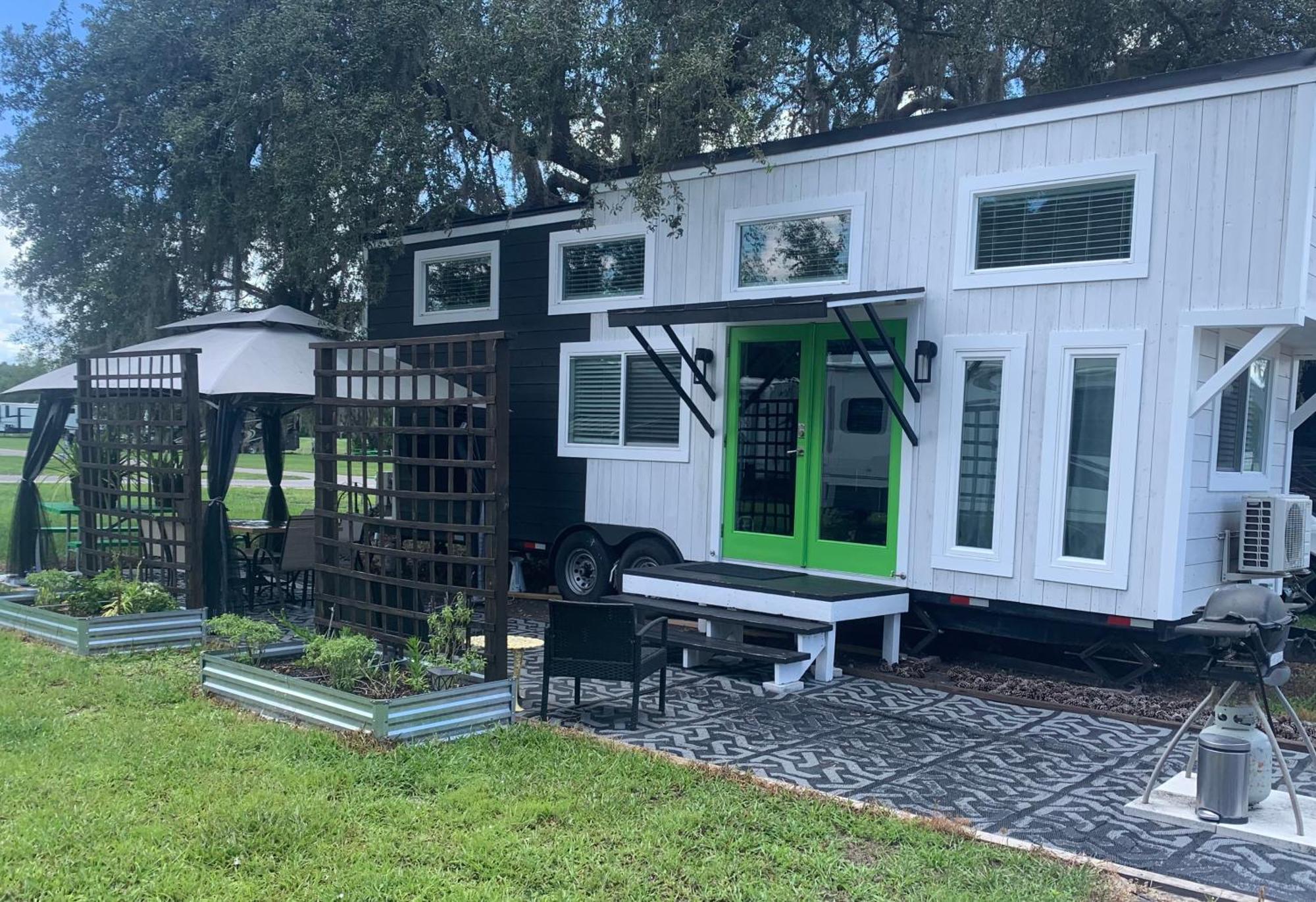 Pet Friendly, Modern Tiny House In Vibrant Clermont Villa Buitenkant foto